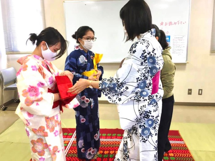 留学生に浴衣を着つけている写真