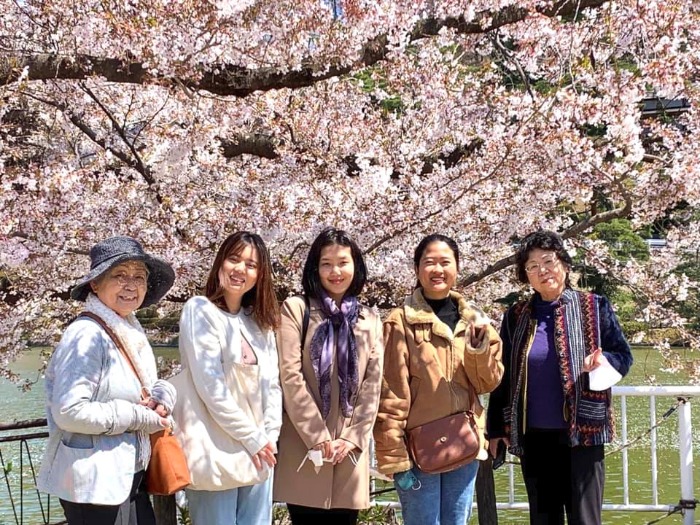 留学生とお花見をしている様子
