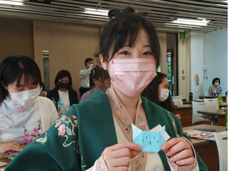 折り紙を楽しむ留学生